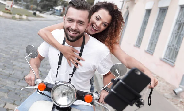 幸福的夫妇在摩托车上行驶。旅游概念 — 图库照片