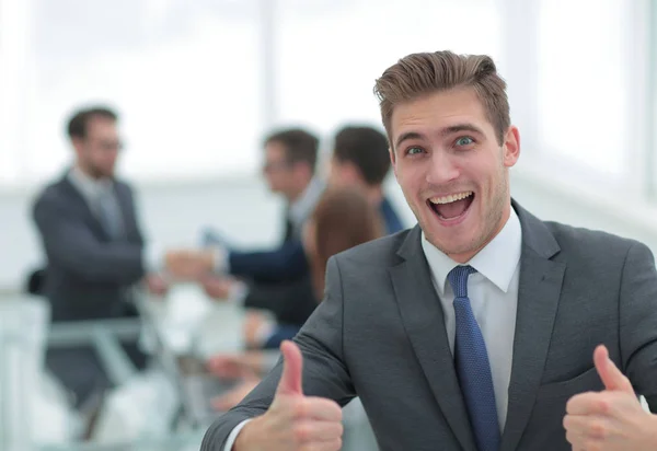 Retrato de empresário energético feliz com polegares para cima enquanto co — Fotografia de Stock