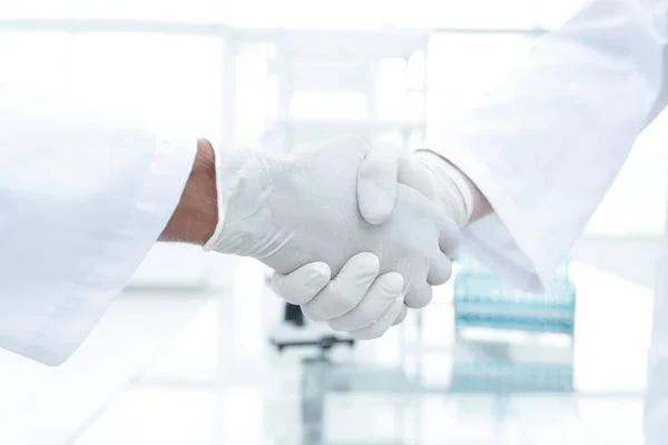 Medische handschoenen maken handen schudden — Stockfoto