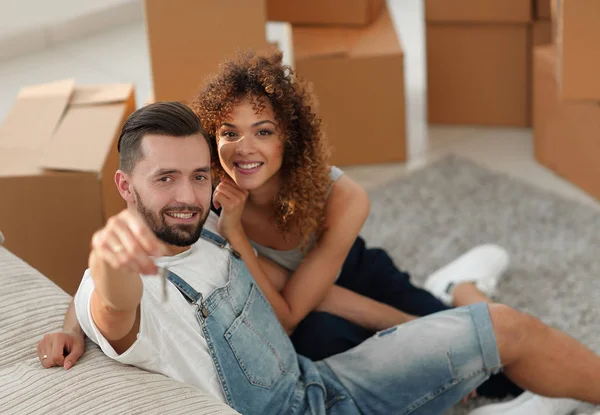 Ungt par hålla nyckeln till en ny lägenhet — Stockfoto