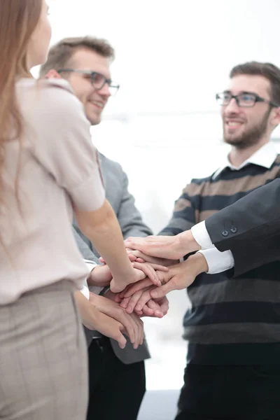 Colegas de negocios con sus manos apiladas juntas — Foto de Stock