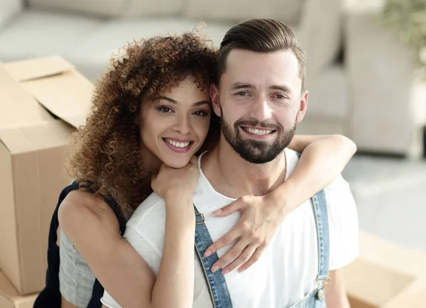 Portrait en gros plan d'un couple nouvellement marié en vêtements de travail — Photo