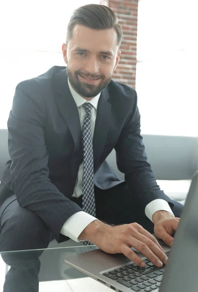 Empleado de la empresa escribiendo texto en el teclado del ordenador portátil — Foto de Stock