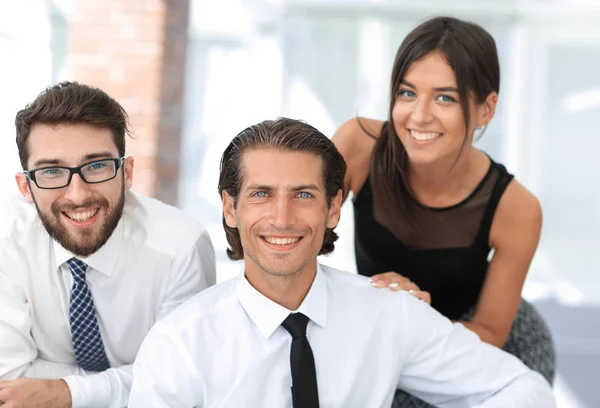 Junge Geschäftskollegen im Hintergrund des Büros — Stockfoto