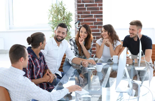 Los trabajadores creativos diseñan juntos en el Studio . — Foto de Stock