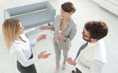 ofiste savunarak top.business ekibinden görüntülemek.