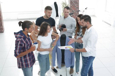 Grup tasarımcıların yeni modelleri erkek giyim tartışıyor.
