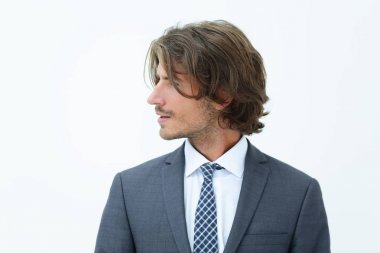 Şık giysiler içinde yakışıklı adam uzakta ve gülümseyen arıyor