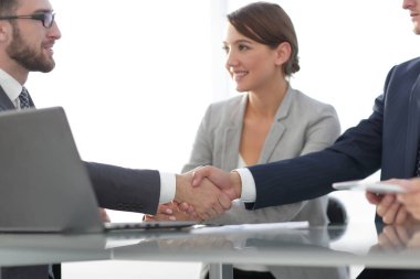 İş ortaklarının güvenilir tokalaşması