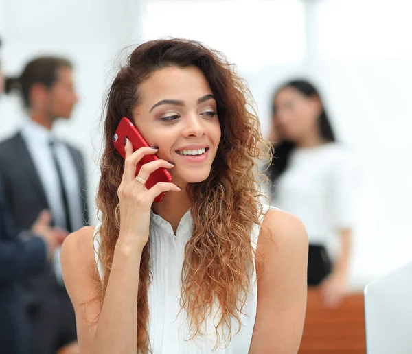 Yakın plan. Akıllı telefonlu bir iş kadını.