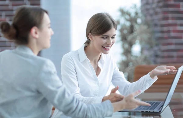 Mitglieder des Businessteams arbeiten mit Laptop — Stockfoto