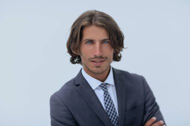 Mutlu genç adam şık bir takım elbise giymiş siyah saçlı