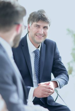 Bir meslektaşım konuşurken bir üst düzey yönetici Close-Up.