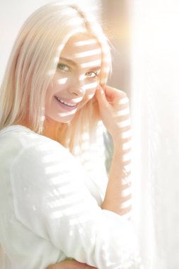 bir pencere duran bir genç iş kadını Close-Up