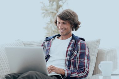 ciddi adam üstünde laptop evde çalışma