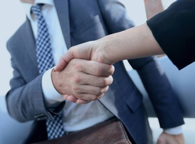 İş adamı ortağıyla anlaşma yapmak için el sıkışıyor.
