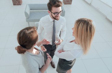 İş ekibi ofiste tartışıyor..