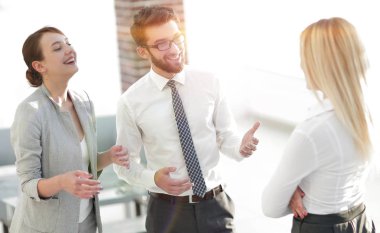 Ofiste konuşmak Yöneticisi ve iş takım.