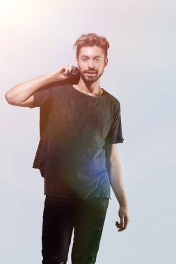 Gri bir arka plan üzerinde bir trendy sakallı adam portresi