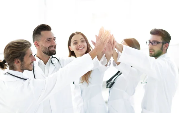 Gruppo di medici che si danno un cinque a vicenda . — Foto Stock