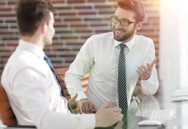 Manager che parla con un collega — Foto Stock