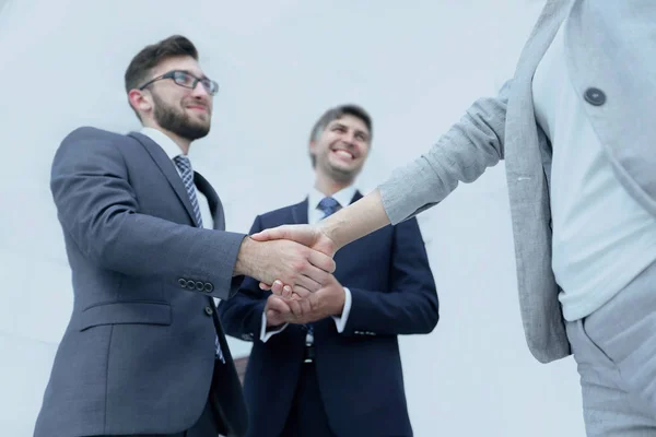 Рукостискання ділових партнерів перед переговорами . — стокове фото