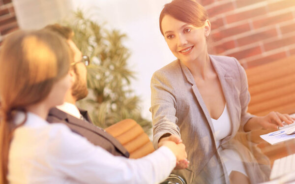 деловая женщина здоровается с работником рукопожатием
,