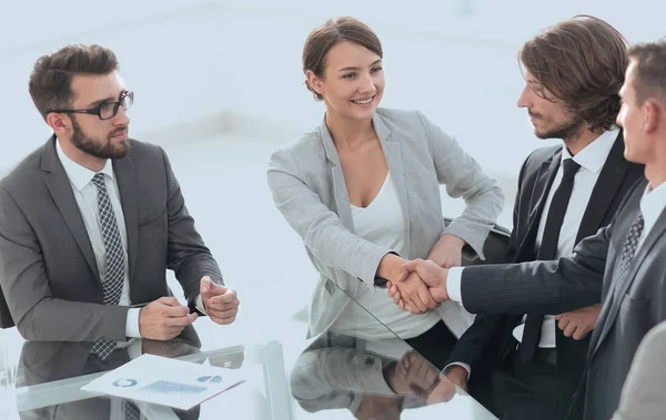 Handshake affärskvinnor med affärspartner — Stockfoto