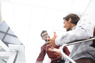 bir masada oturan iki iş adamı