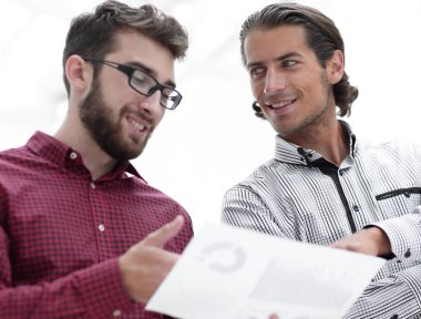 Çalışanlar şirketin belge tartışıyor