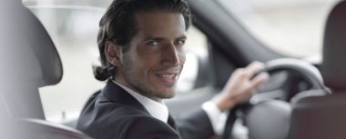 Adam direksiyonda oturuyor.