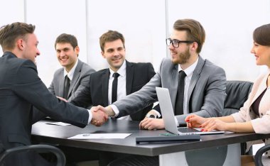 Yönetici ve bir müşteri masada karşılıklı