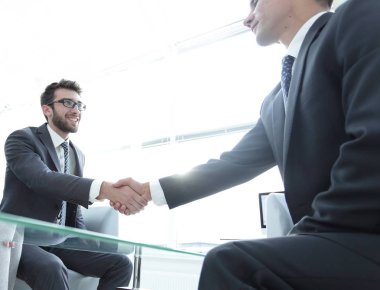 karşılıklı iş ortakları ofiste