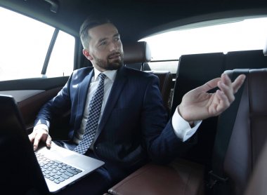 Arabada konuşurken kendinden emin iş adamı