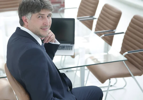 Chef sitzt vor dem Meeting am Arbeitsplatz — Stockfoto