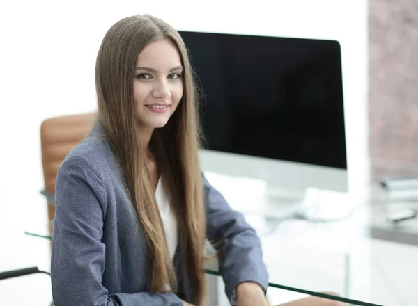 Funcionário do escritório feminino sentado em uma mesa — Fotografia de Stock