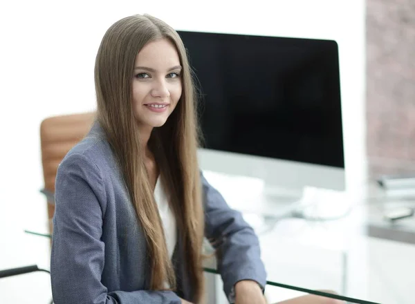 Empleada de oficina sentada en un escritorio —  Fotos de Stock