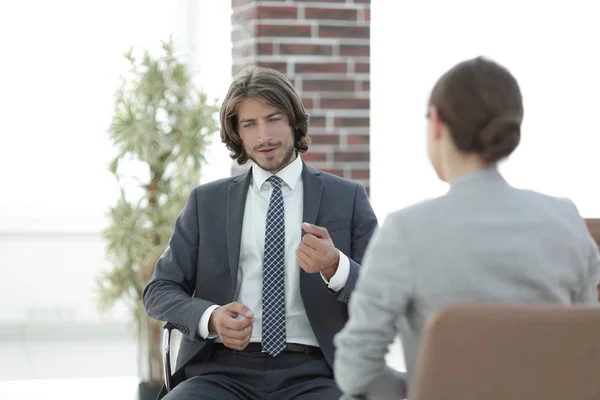 A relaxed conversation of a man and a woman in the office — Stock Photo, Image