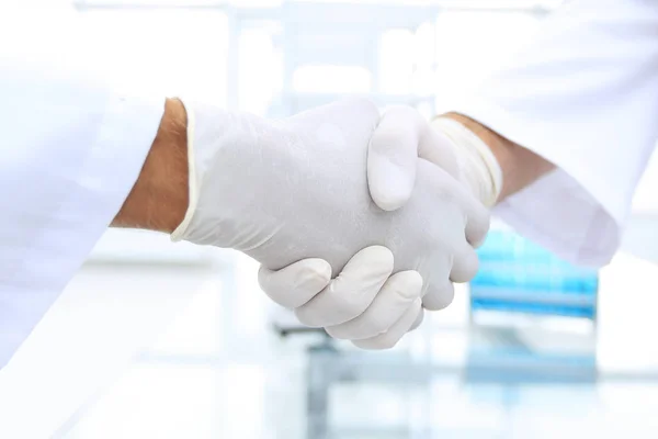 Ιατρικά γάντια κάνει χειραψία — Φωτογραφία Αρχείου