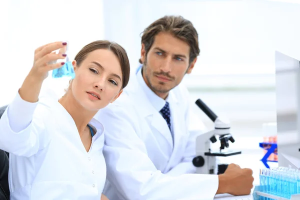 Equipe de Biólogos Pesquisadores Trabalhando em Laboratório — Fotografia de Stock