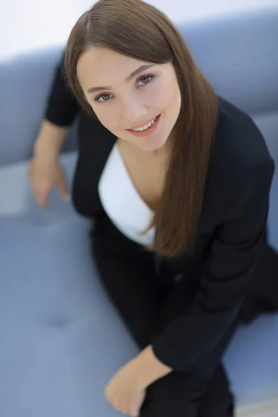 Portrait rapproché de la jeune femme d'affaires dans le bureau moderne — Photo