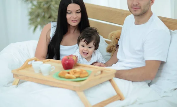 Familia desayunando en la cama en casa —  Fotos de Stock