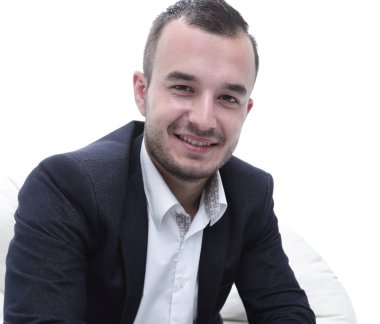 genç işadamı rahat bir sandalyede oturuyor