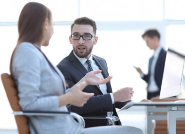 Aday Çalışanlar kendi masasında konuşuyorsun