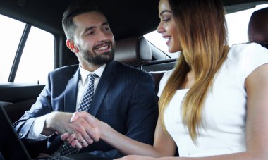 Tokalaşırken, iş adamları bir toplantı arabada bitirme