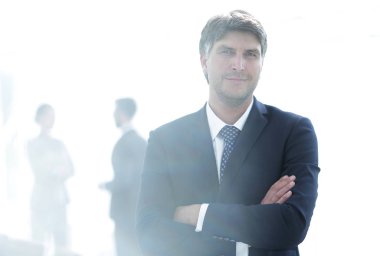 Ofis geçmişinde kendinden emin iş adamının portresi