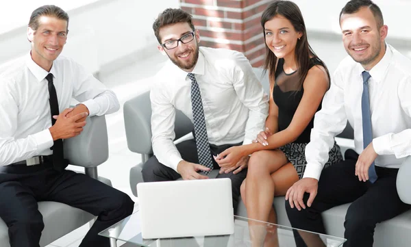 オフィスのロビーで座っているビジネスの成功チーム — ストック写真