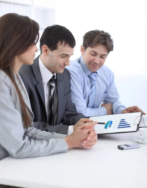 Equipe de negócios discutindo um plano financeiro — Fotografia de Stock