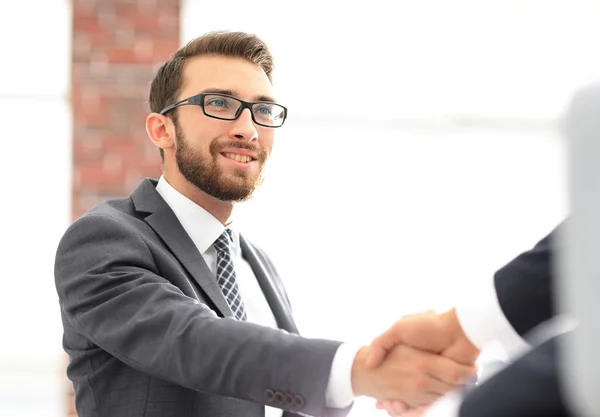 Dos colegas de negocios estrechando la mano durante la reunión. —  Fotos de Stock