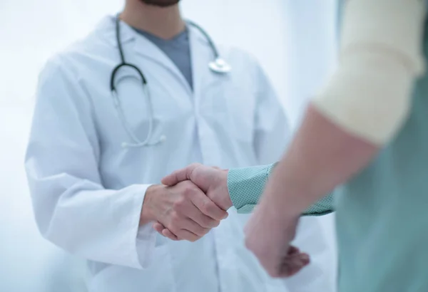 Paciente aperta as mãos com seu médico — Fotografia de Stock